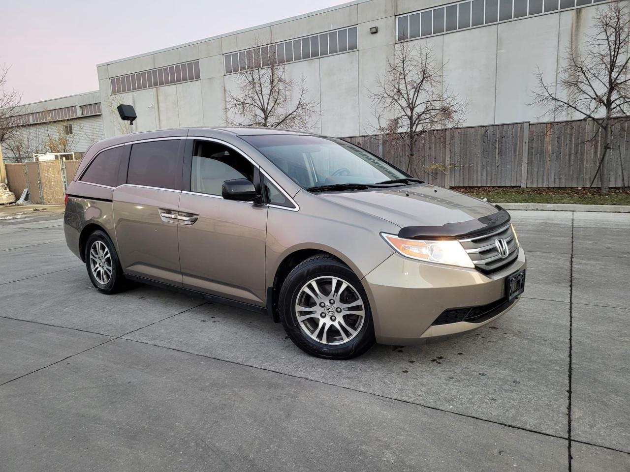 2013 Honda Odyssey EX, 8 passenger, power door, 3/Y Warranty Availabl