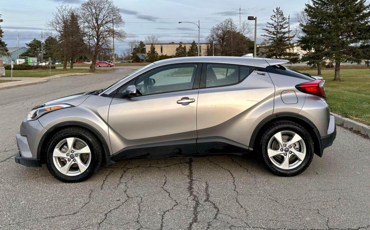 2018 Toyota C-HR XLE Photo2