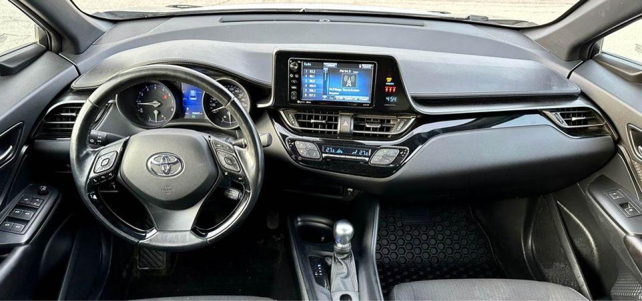 2018 Toyota C-HR XLE Photo3