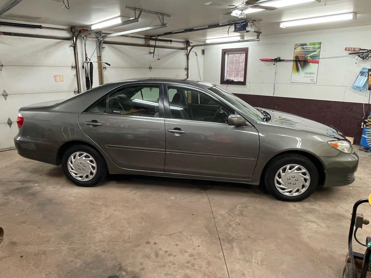 2005 Toyota Camry LE - Photo #1