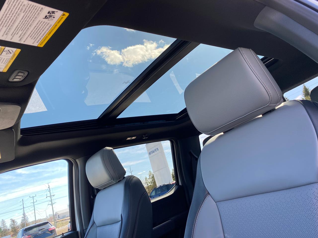 2023 Ford F-150 Lightning LARIAT 4WD SuperCrew 5.5' Box Photo5