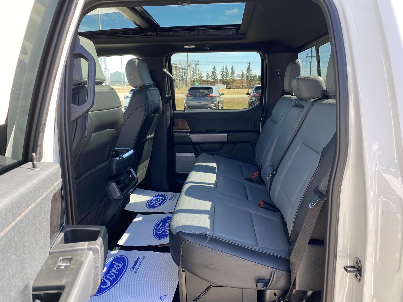 2023 Ford F-150 Lightning LARIAT 4WD SuperCrew 5.5' Box Photo5