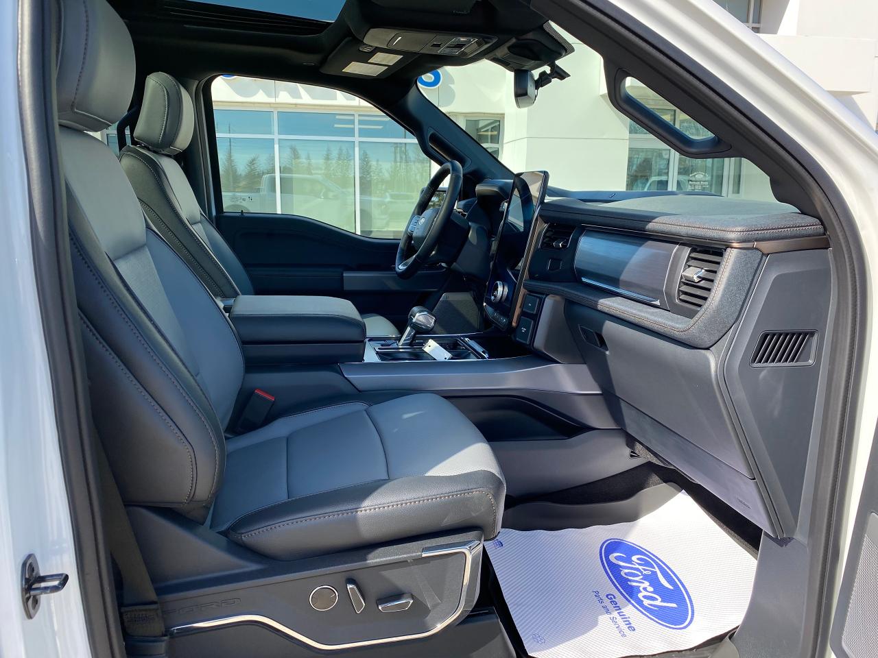 2023 Ford F-150 Lightning LARIAT 4WD SuperCrew 5.5' Box Photo5