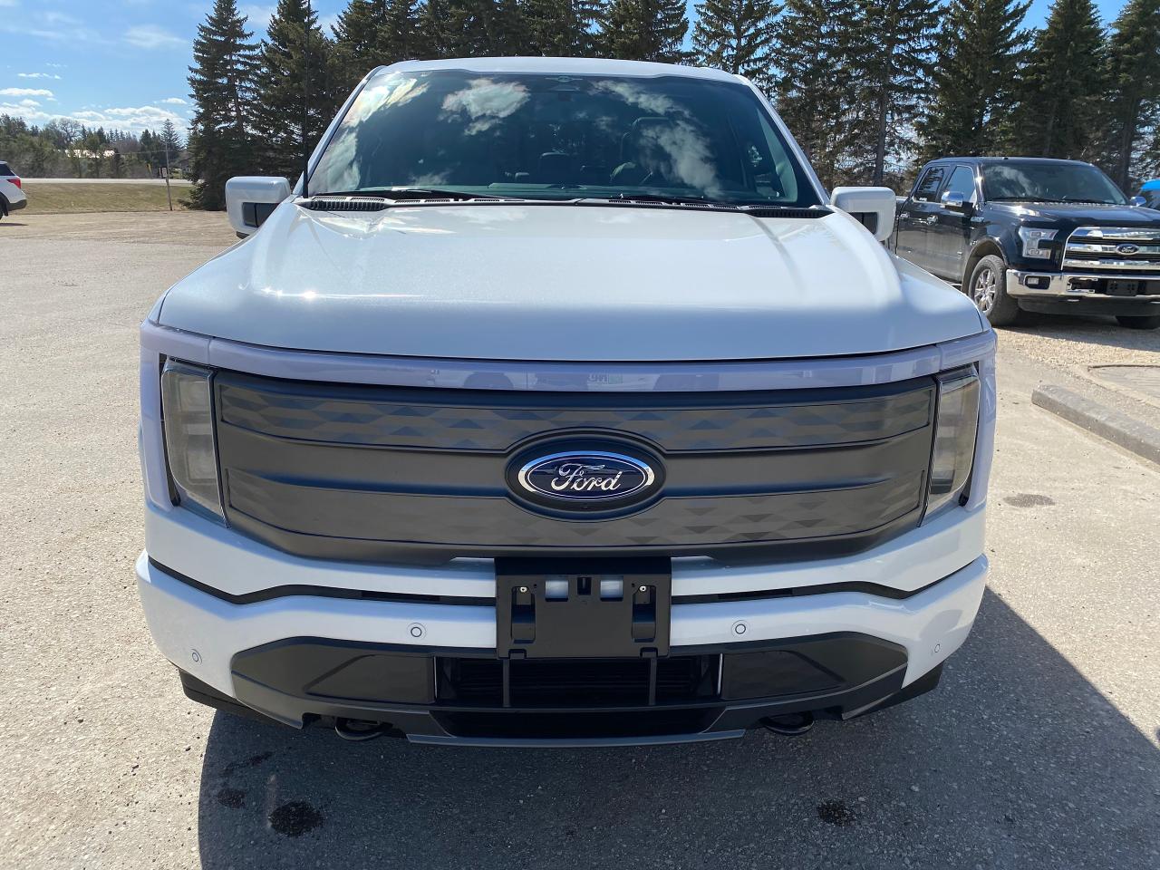 2023 Ford F-150 Lightning LARIAT 4WD SuperCrew 5.5' Box Photo1