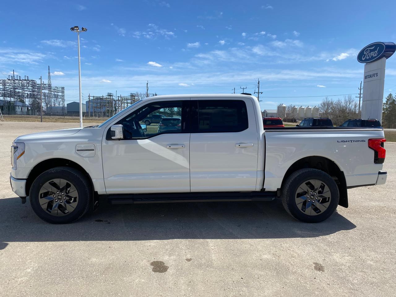 2023 Ford F-150 Lightning LARIAT 4WD SuperCrew 5.5' Box Photo5