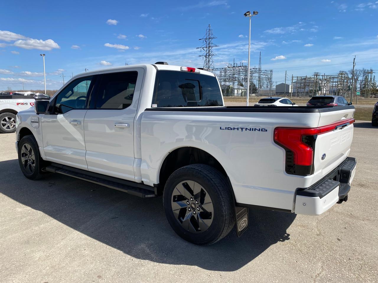 2023 Ford F-150 Lightning LARIAT 4WD SuperCrew 5.5' Box Photo4