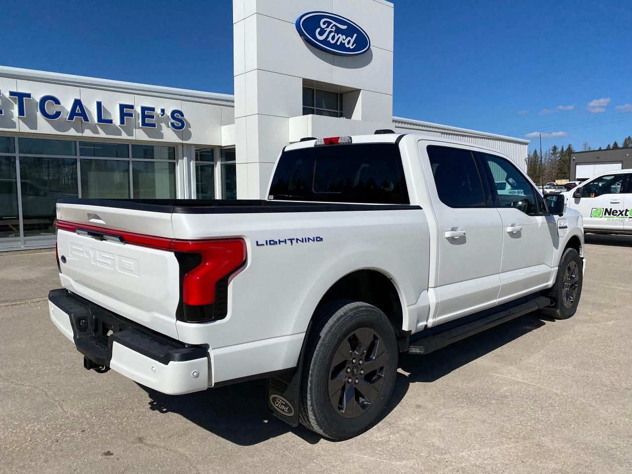2023 Ford F-150 Lightning LARIAT 4WD SuperCrew 5.5' Box Photo5