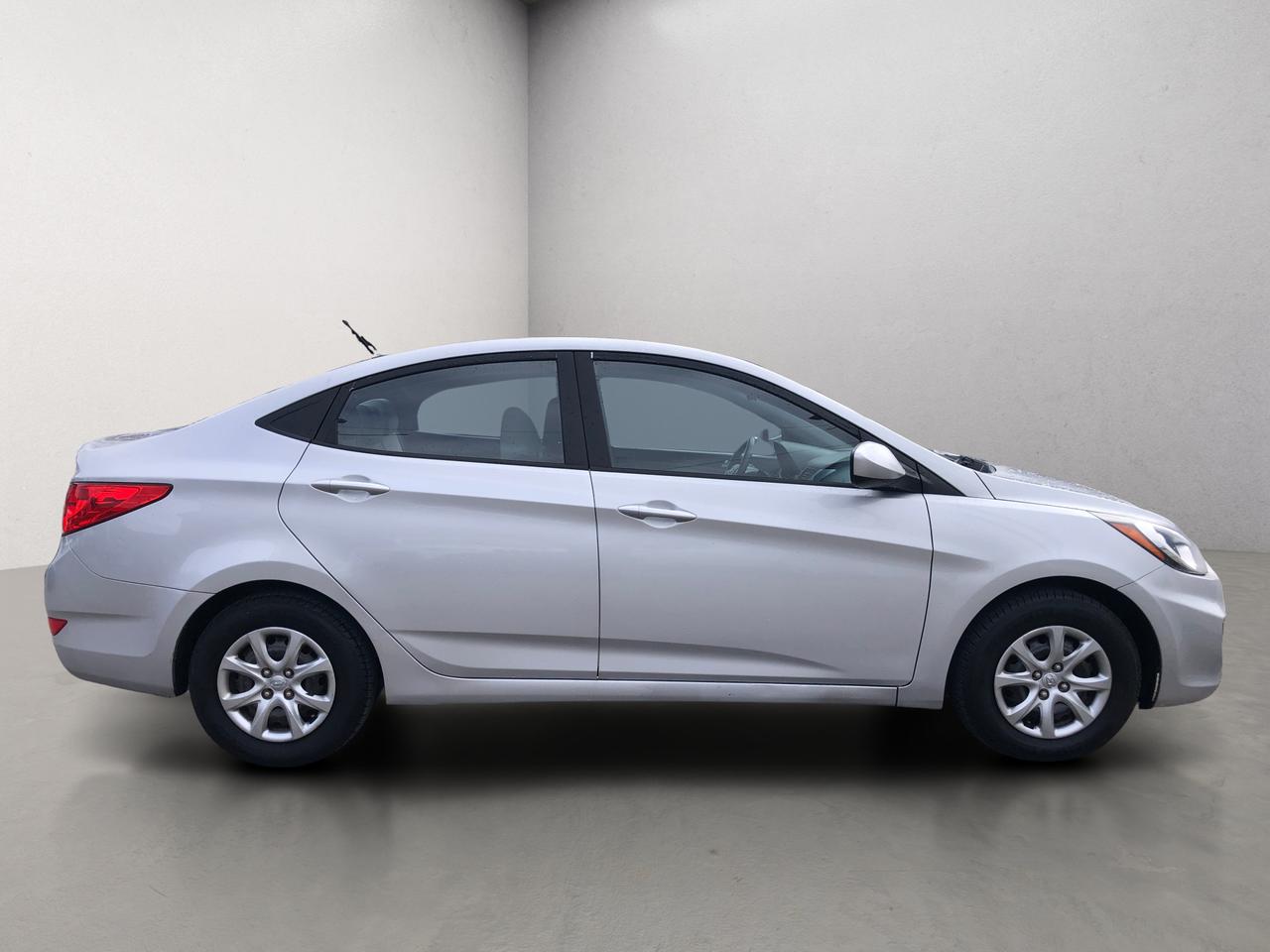 2013 Hyundai Accent 4dr Sdn Auto GL / HEATED SEATS Photo