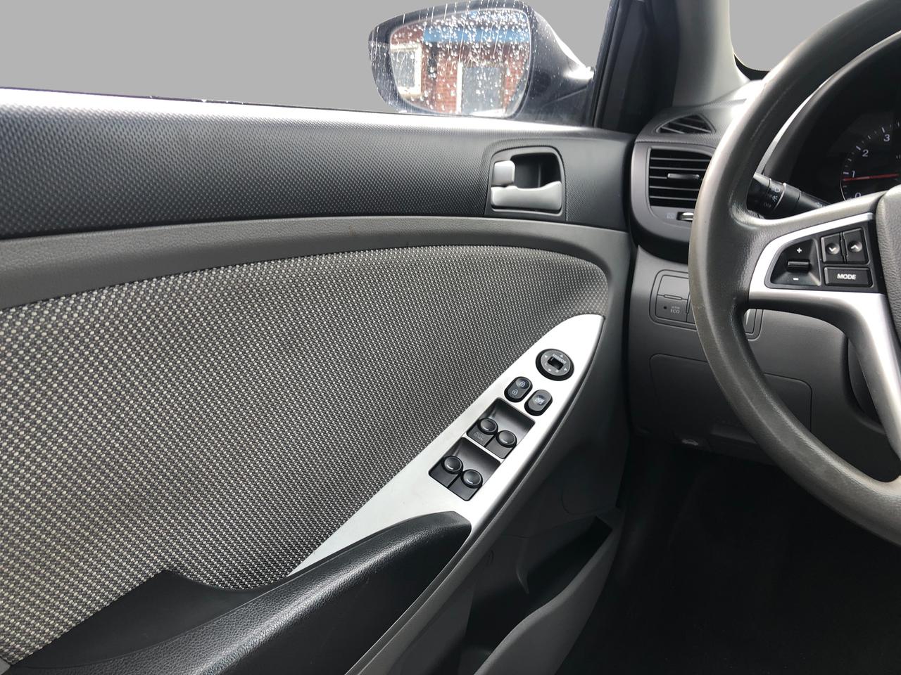 2013 Hyundai Accent 4dr Sdn Auto GL / HEATED SEATS Photo