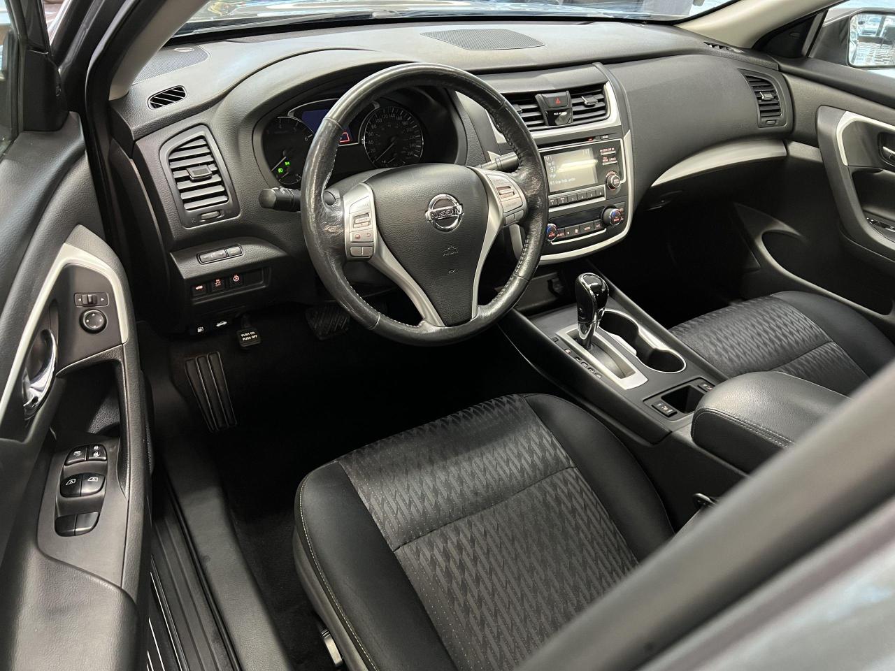 2017 Nissan Altima SV+Camera+Roof+Blind Spot+HeatedSeats+CLEAN CARFAX Photo21