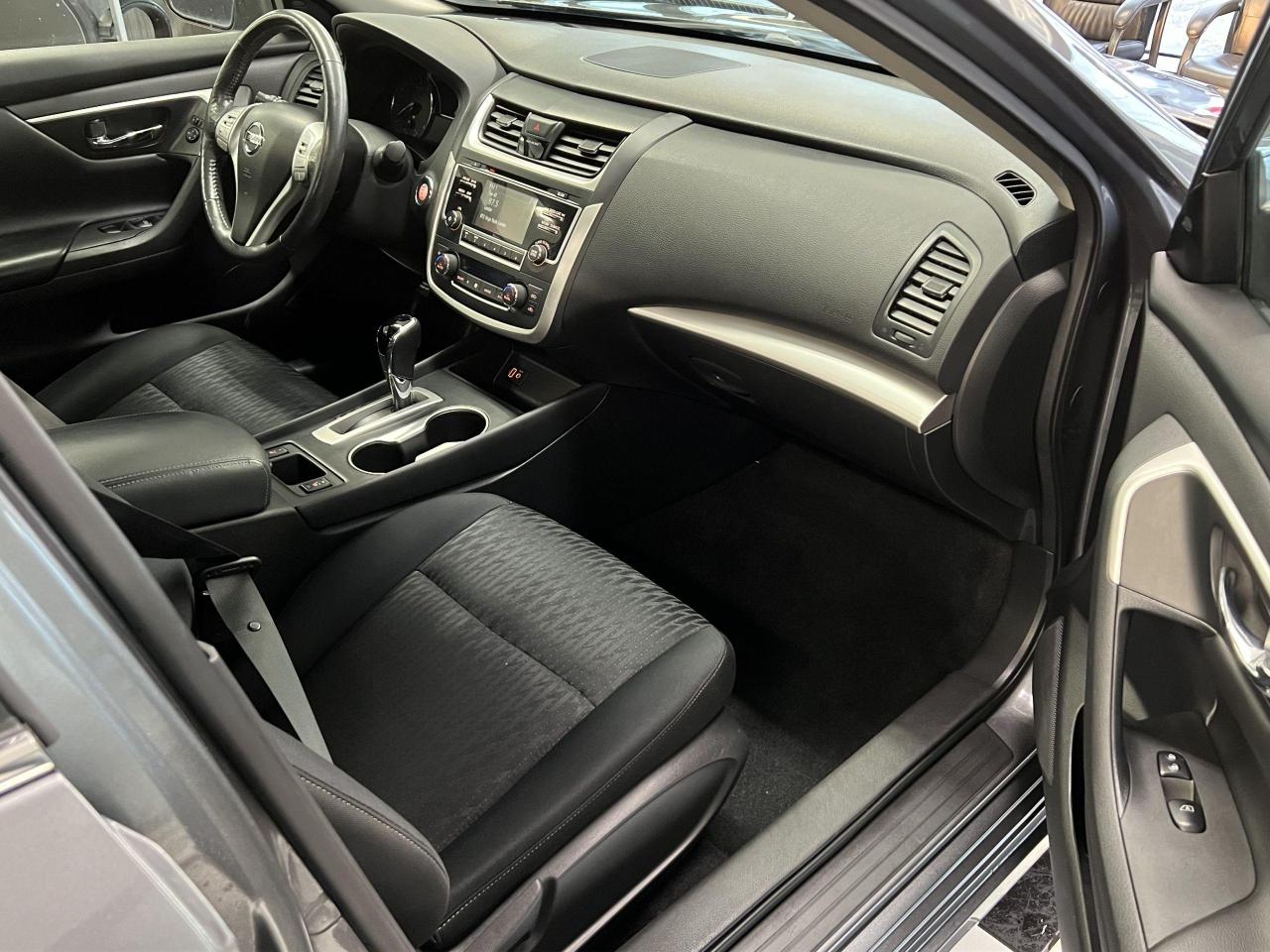 2017 Nissan Altima SV+Camera+Roof+Blind Spot+HeatedSeats+CLEAN CARFAX Photo24
