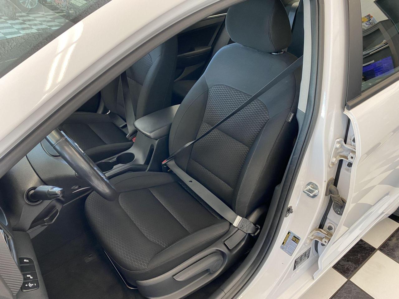 2020 Hyundai Elantra Preferred+ApplePlay+Blind Spot+CLEAN CARFAX - Photo #18