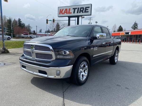 2017 RAM 1500 4WD Crew Cab 140.5" Laramie - Photo #3