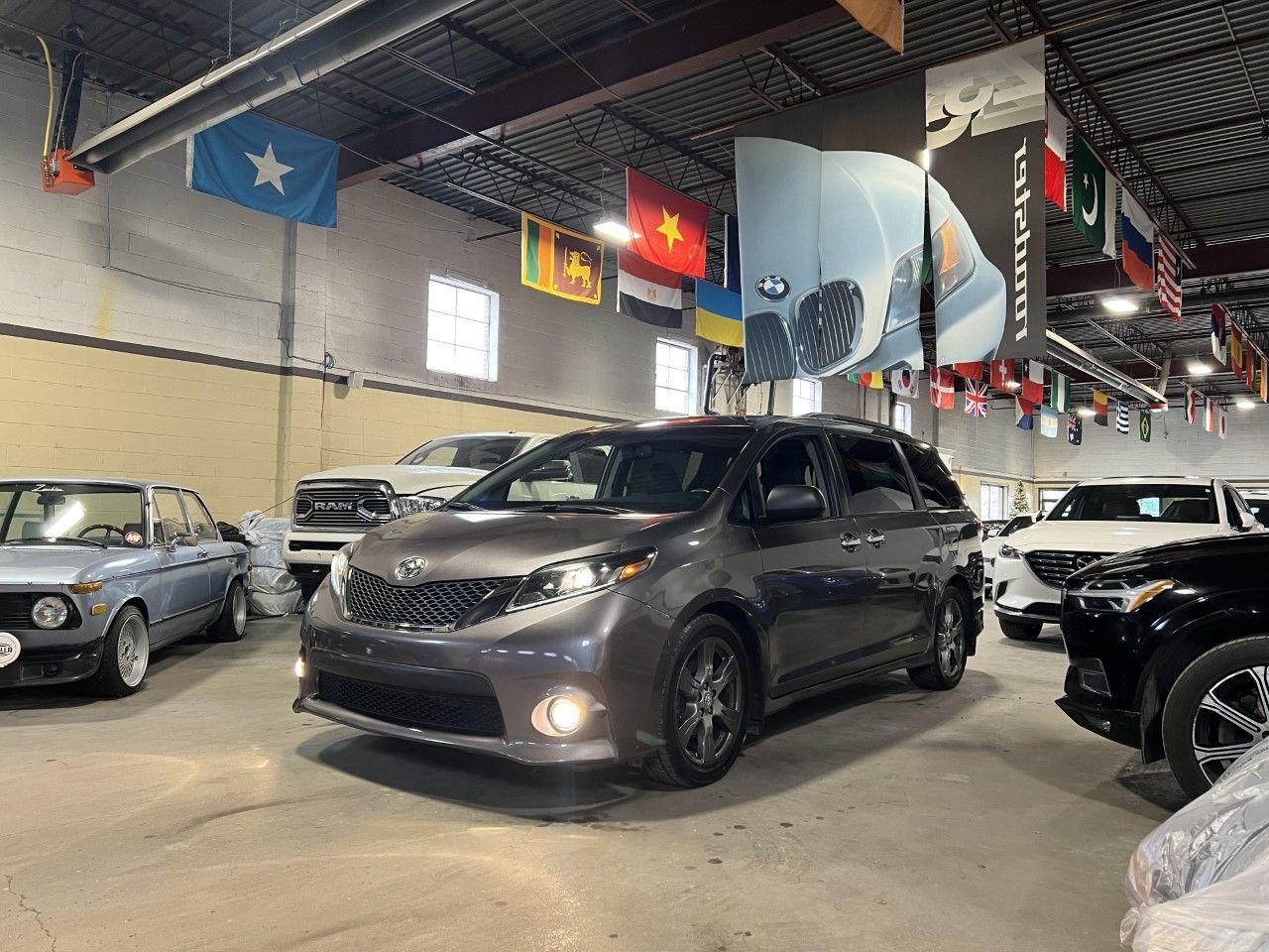2017 Toyota Sienna 5DR SE 8-PASS FWD - Photo #1