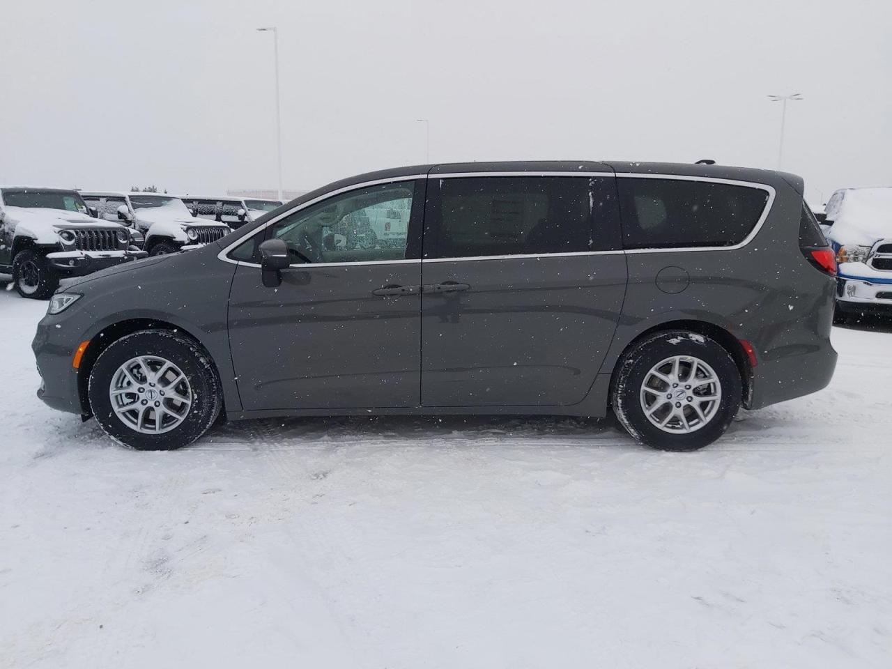 2023 Chrysler Pacifica Touring-L Photo3