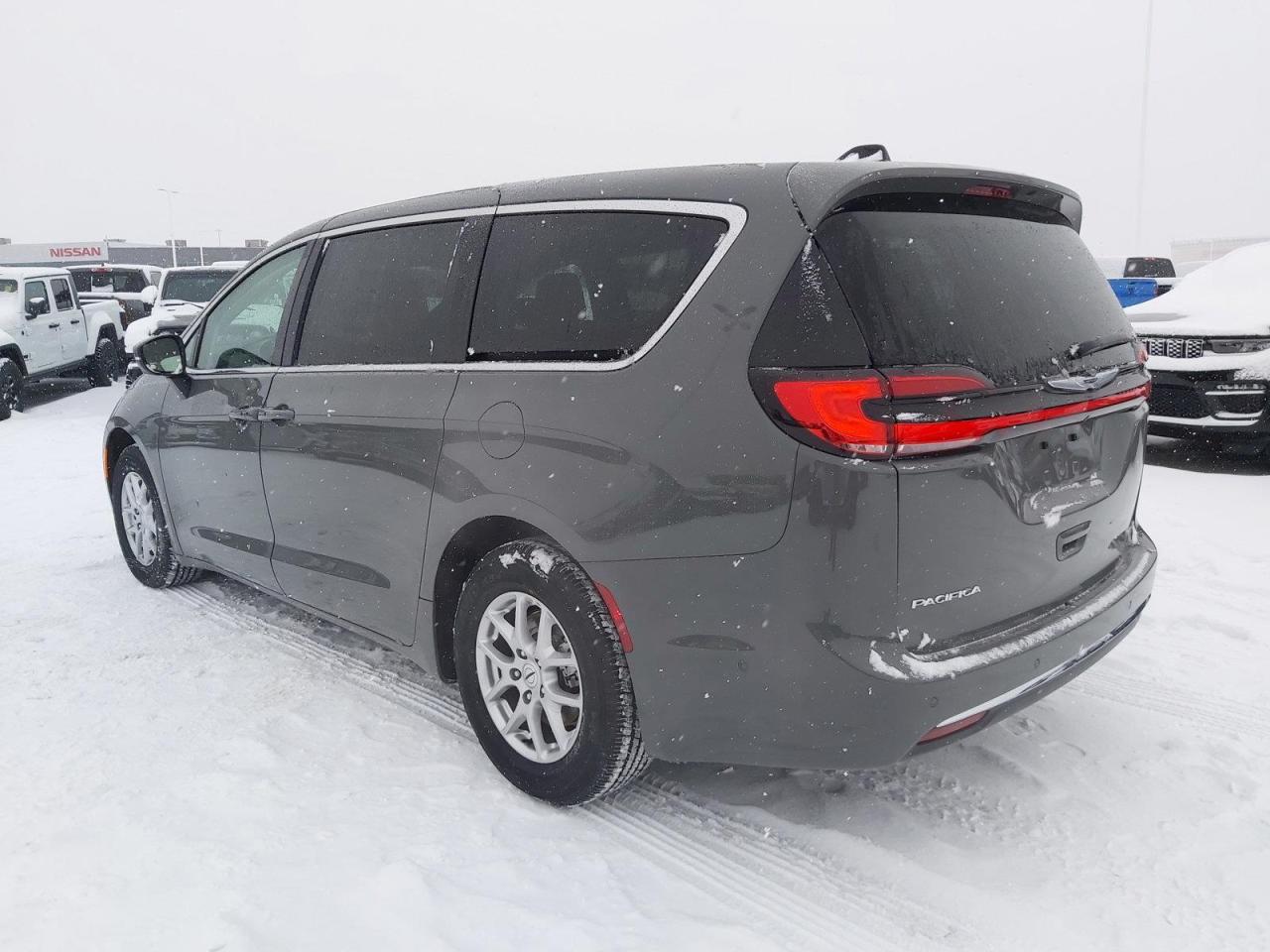 2023 Chrysler Pacifica Touring-L Photo4