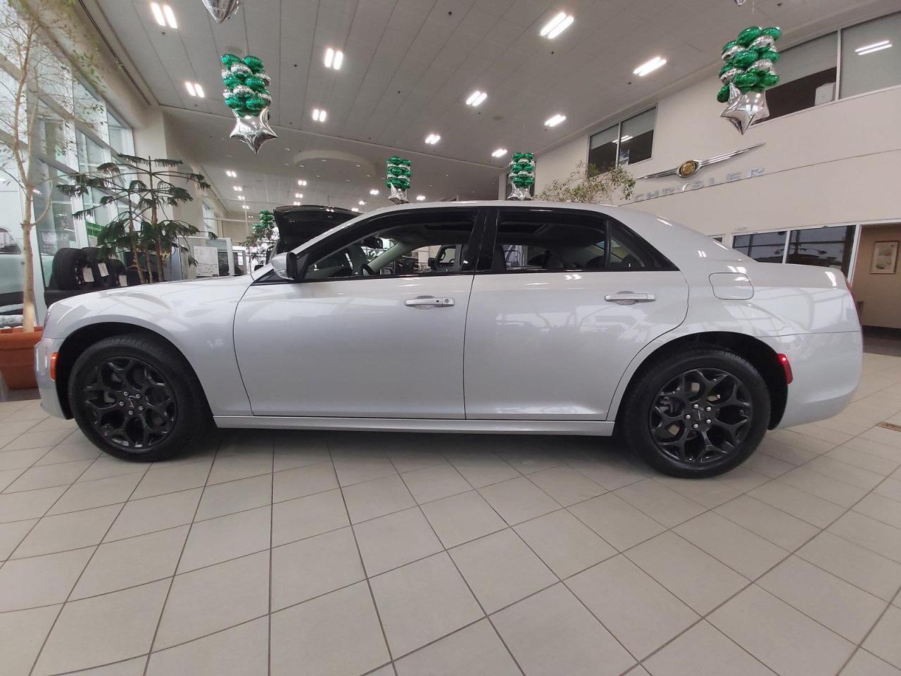 2023 Chrysler 300 Touring-L Photo4