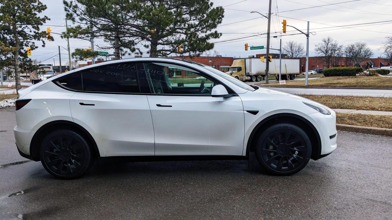 2023 Tesla Model Y LONG RANGE Photo3