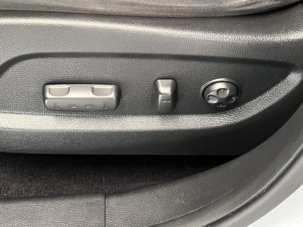 2017 Hyundai Santa Fe XL XL Premium 7 Pass V6 AWD+Roof+Camera+ACCIDENT FREE - Photo #38