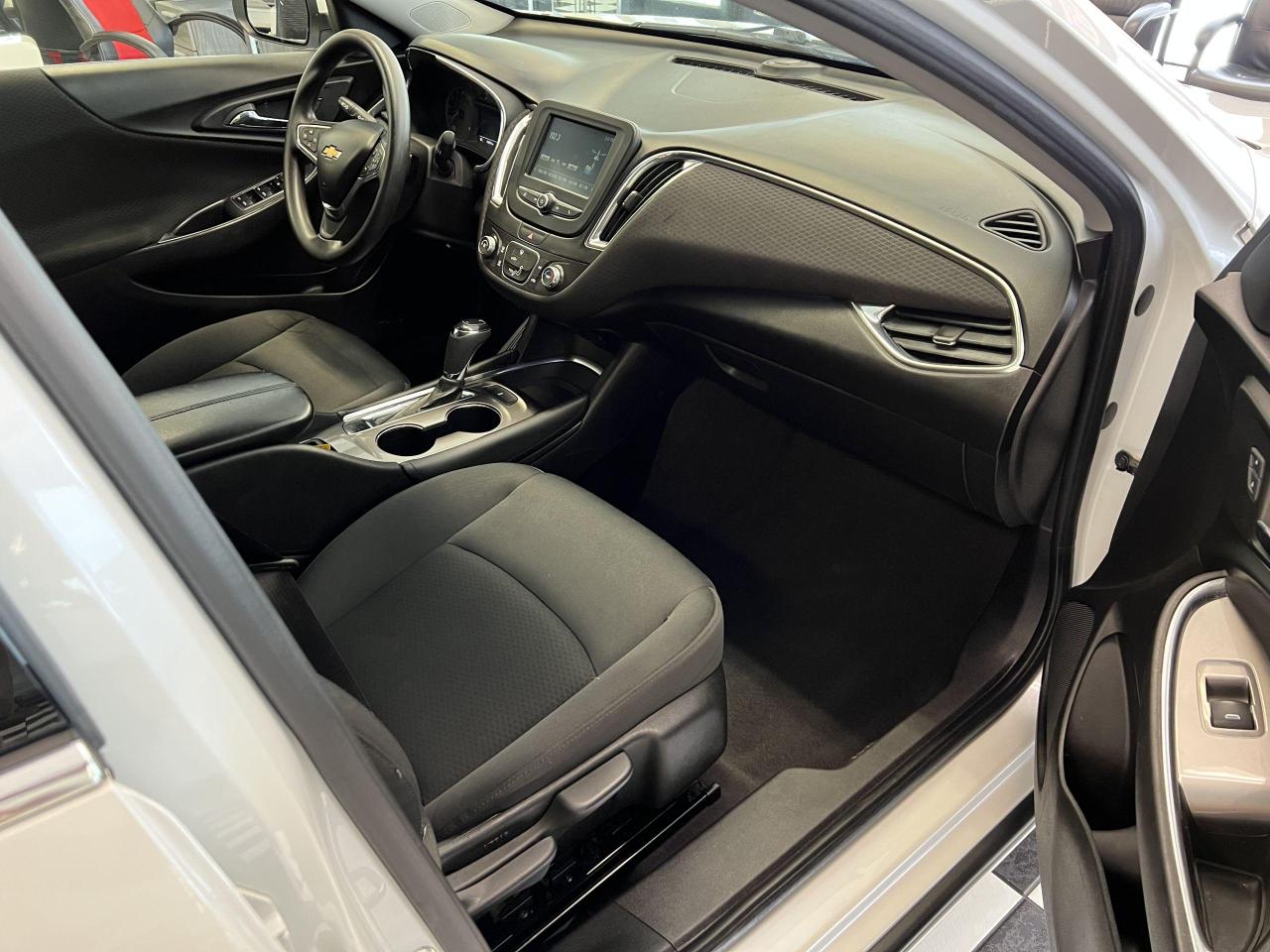 2017 Chevrolet Malibu LT+Camera+ApplePlay+Cruise Control+A/C - Photo #19
