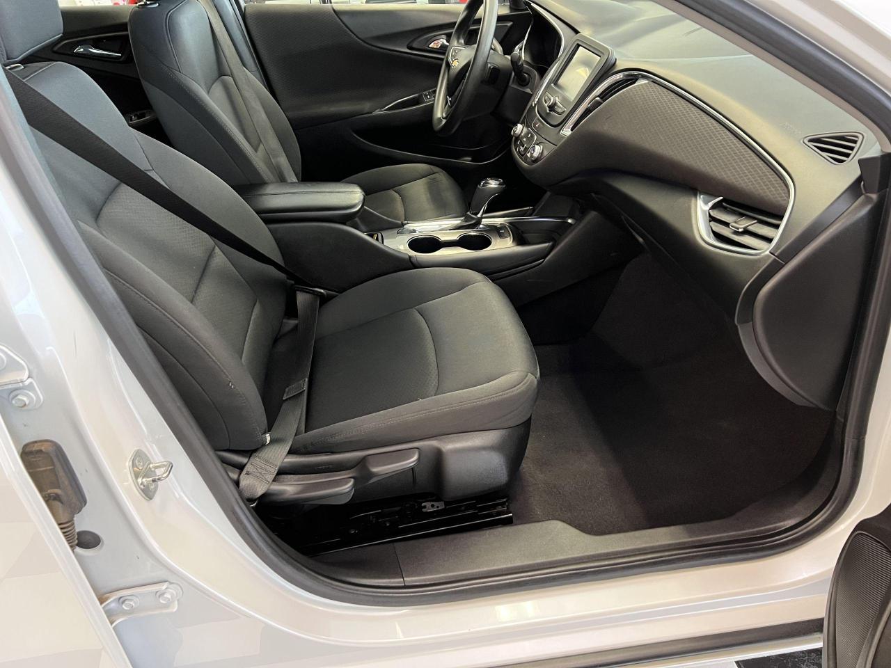 2017 Chevrolet Malibu LT+Camera+ApplePlay+Cruise Control+A/C Photo74