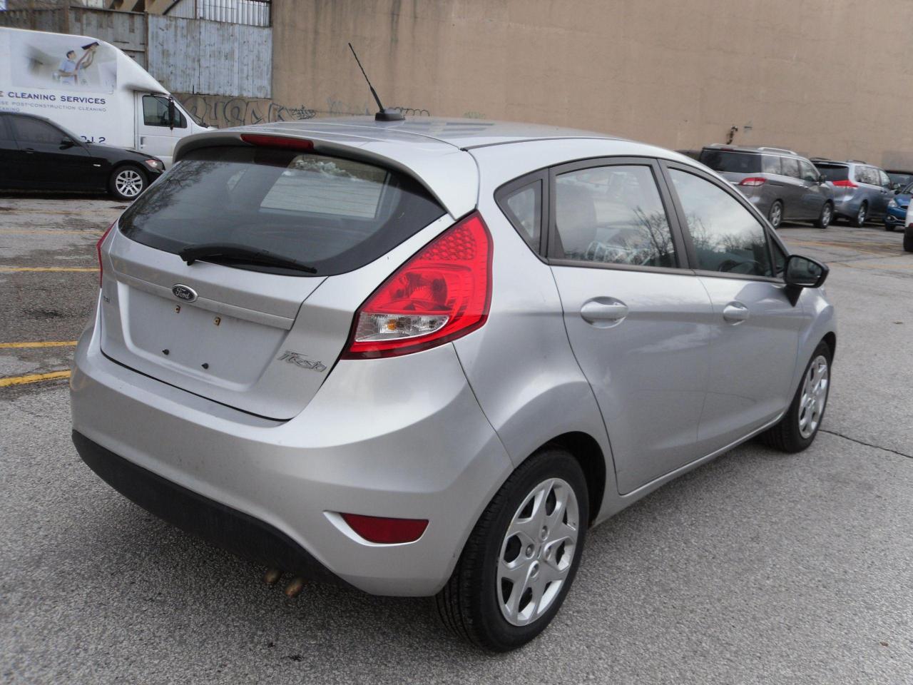 2013 Ford Fiesta SE - Photo #3