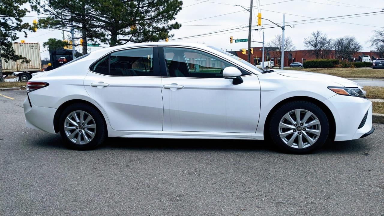 2020 Toyota Camry SE Photo3