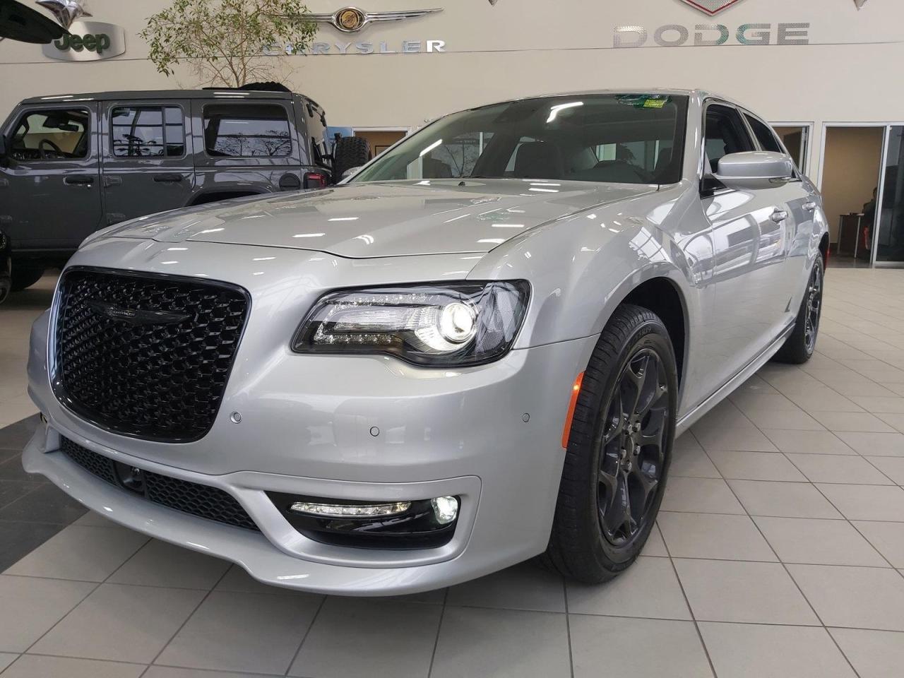 2023 Chrysler 300 Touring-L Photo2