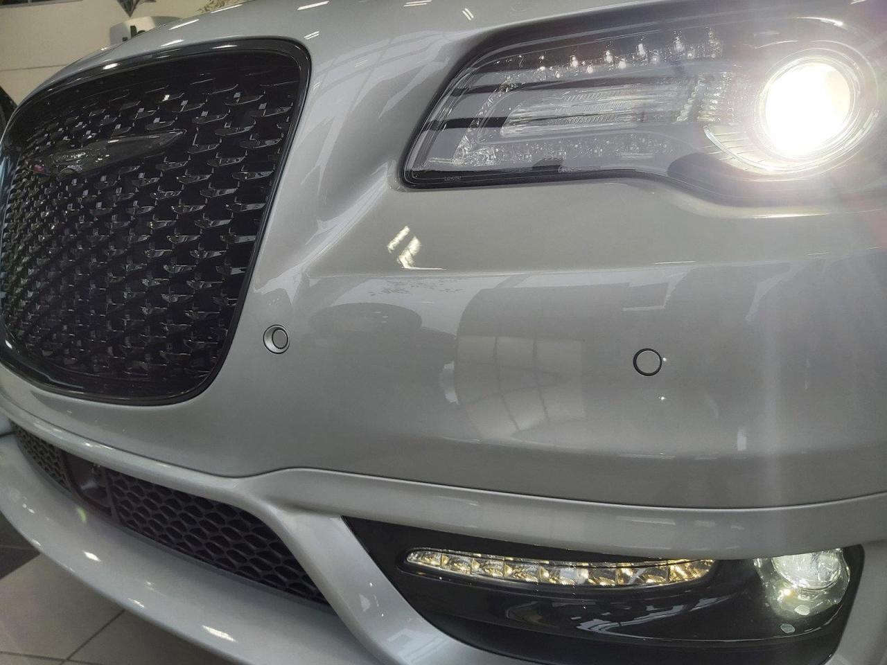 2023 Chrysler 300 Touring-L Photo3