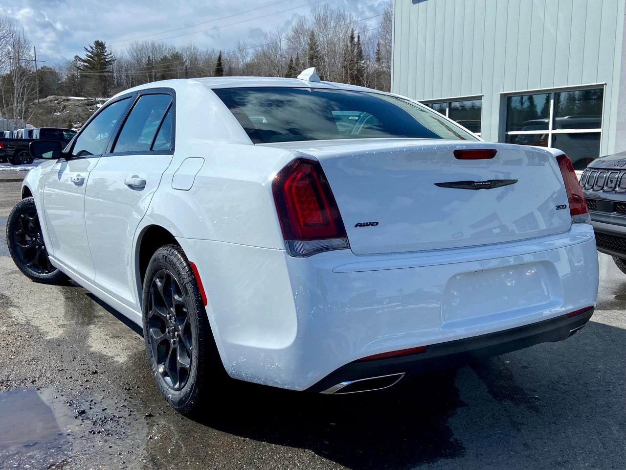 2023 Chrysler 300 Touring  Photo3