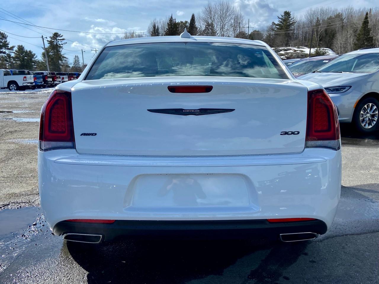 2023 Chrysler 300 Touring  Photo4