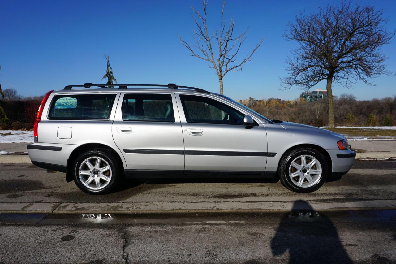 2002 Volvo V70 RARE / 5 SPEED / NO ACCIDENTS /AMAZING DRIVING CAR Photo4