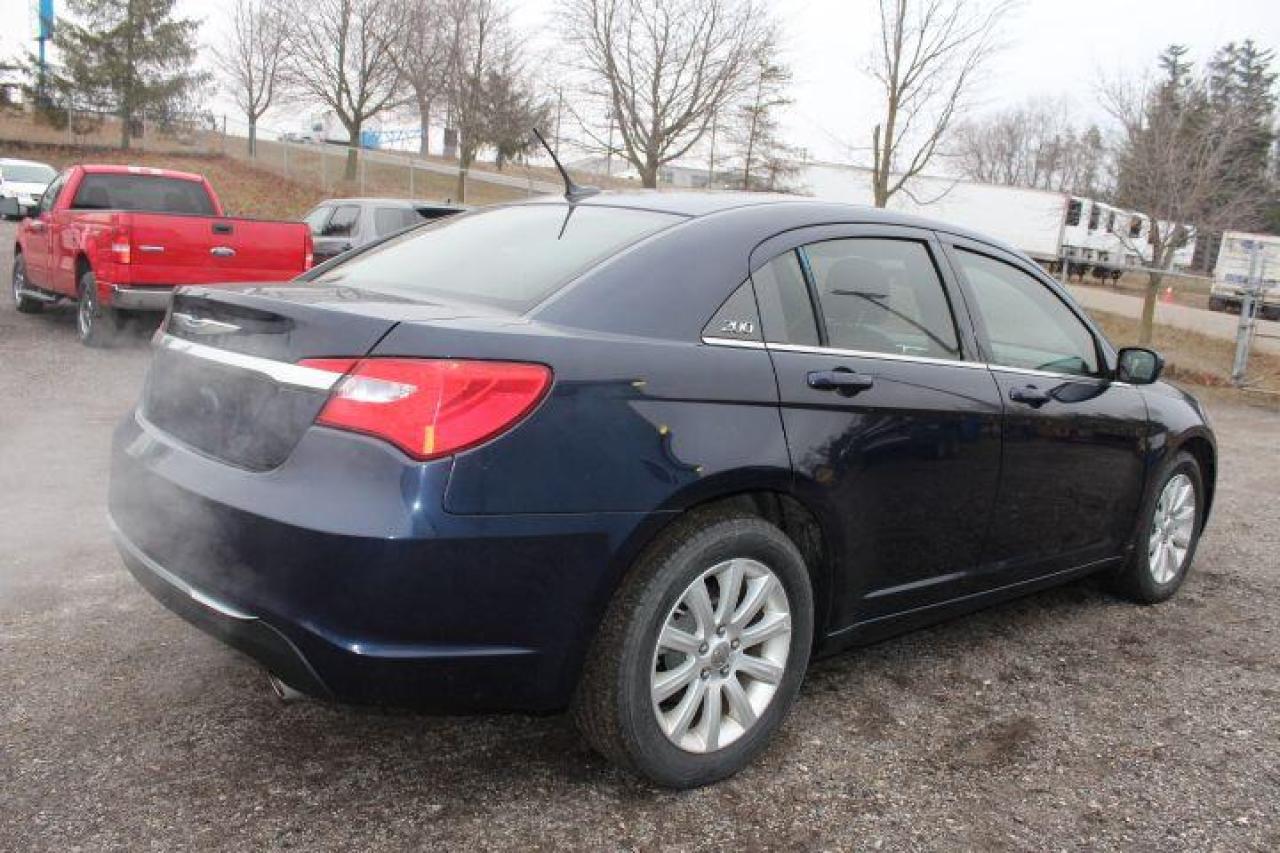 2014 Chrysler 200  Photo2