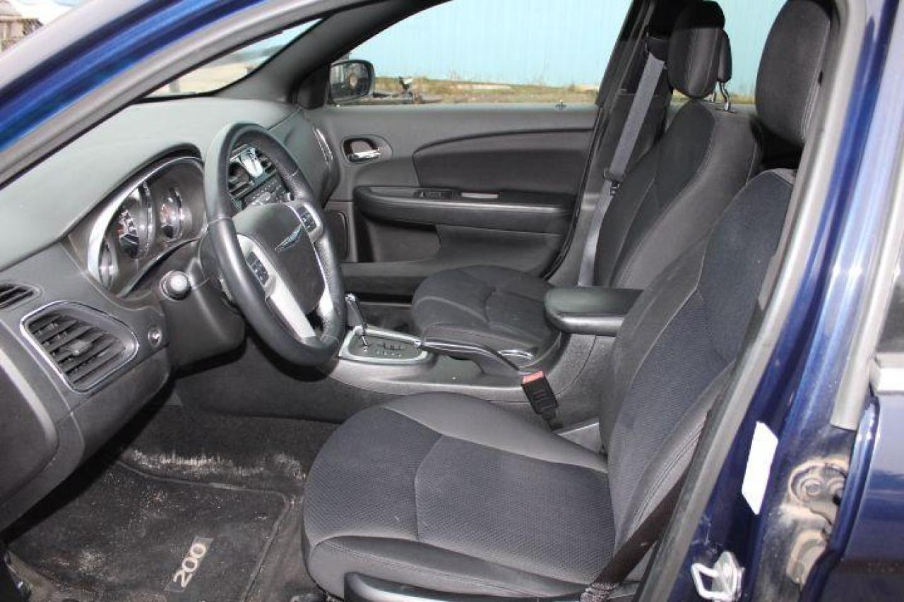 2014 Chrysler 200  Photo4