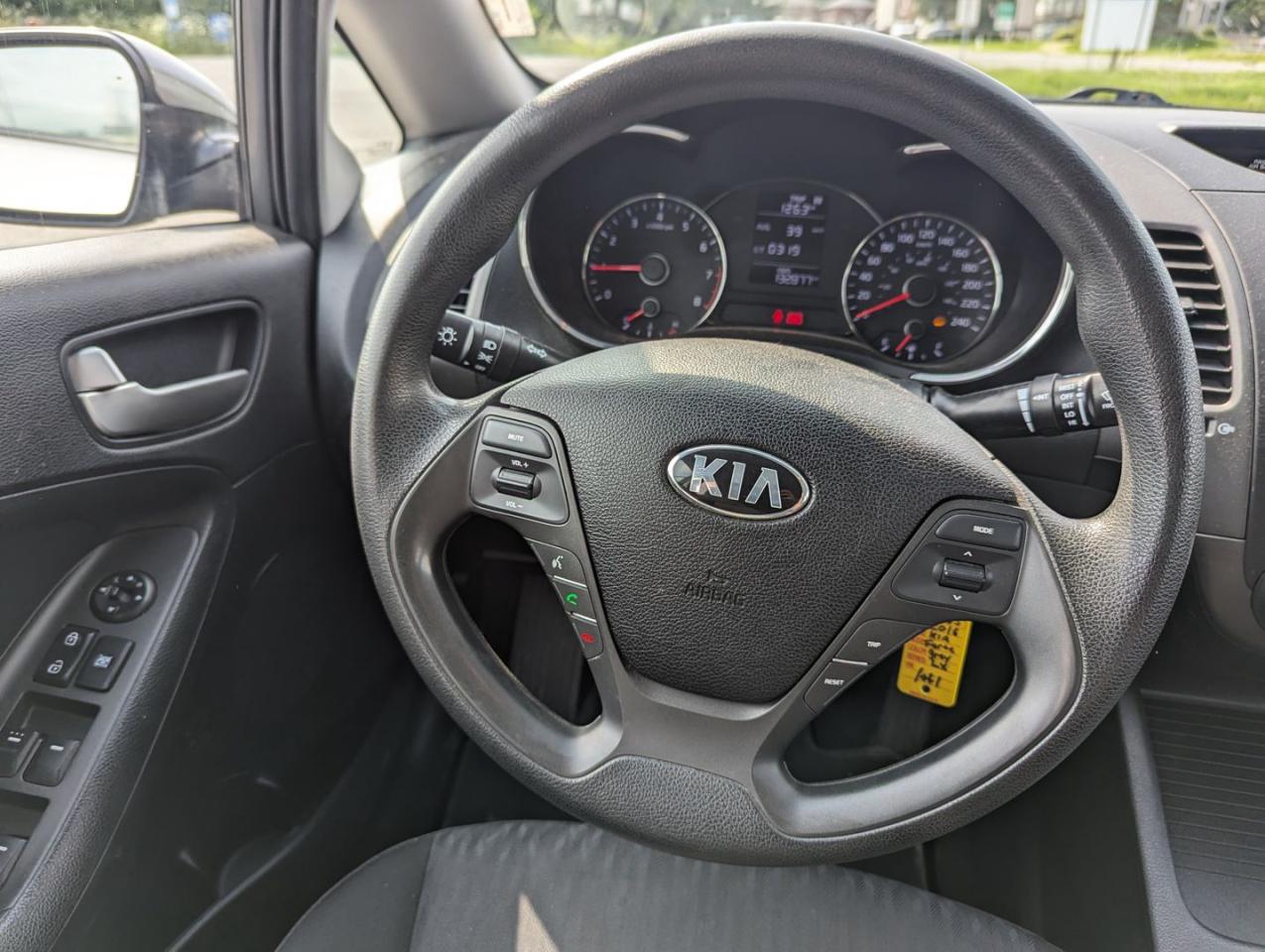 2016 Kia Forte LX / Manual / Clean CARFAX - Photo #32