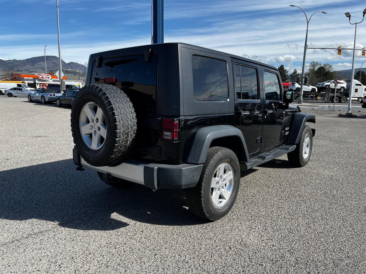 2014 Jeep Wrangler UNLIMITED SPORT 4x4, Only 101,000 kms - Photo #5