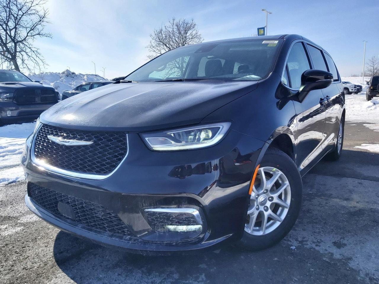 2023 Chrysler Pacifica Touring-L Photo2