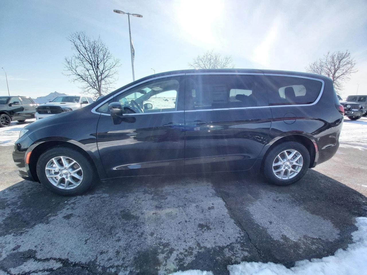 2023 Chrysler Pacifica Touring-L Photo3