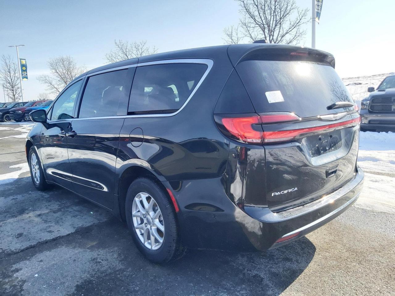 2023 Chrysler Pacifica Touring-L Photo4