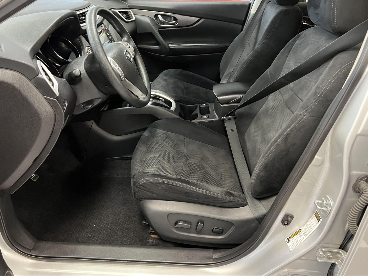 2016 Nissan Rogue SV+New Tires & Brakes+Camera+Bluetooth+A/C - Photo #18
