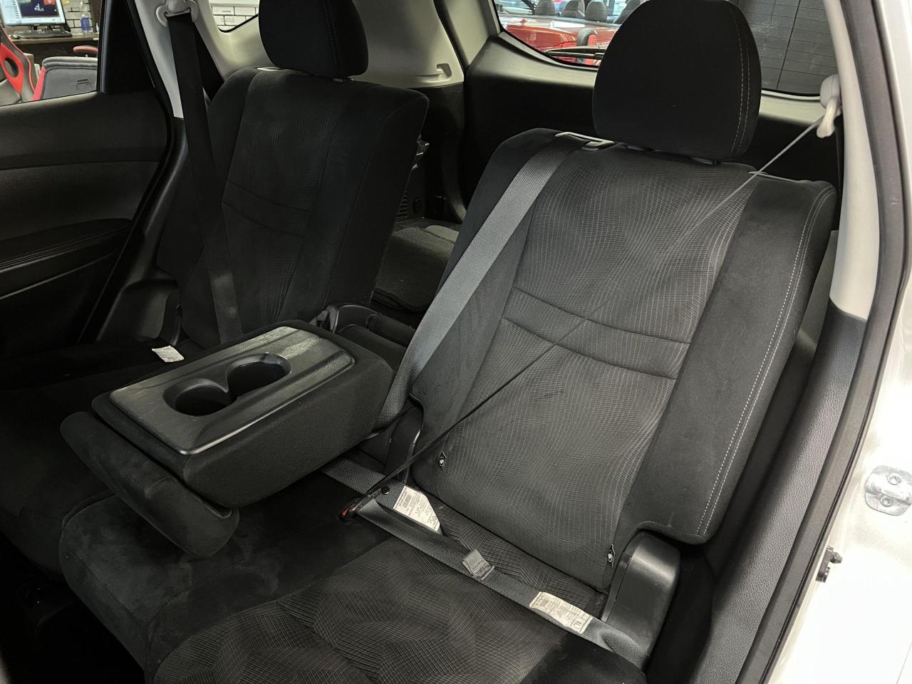 2016 Nissan Rogue SV+New Tires & Brakes+Camera+Bluetooth+A/C Photo82