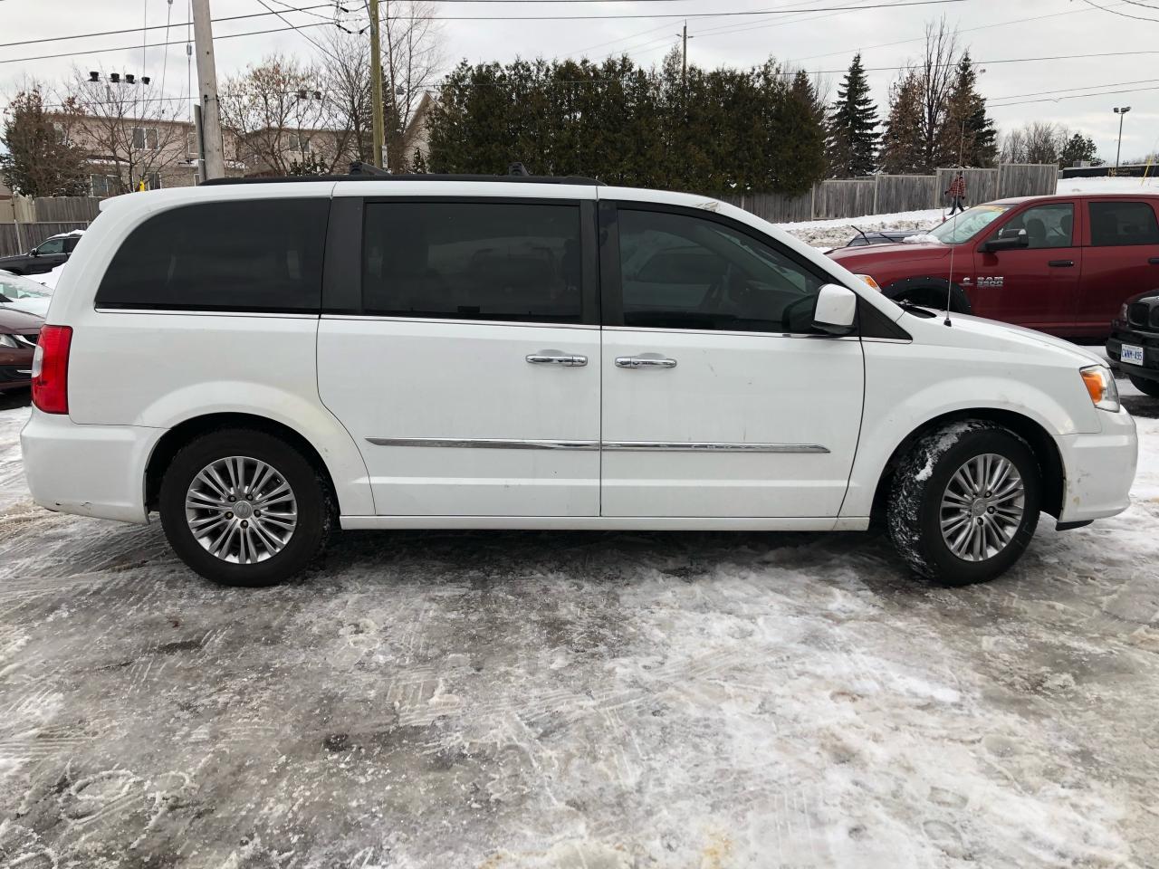 2016 Chrysler Town & Country Touring /dvd/sunroof /leather