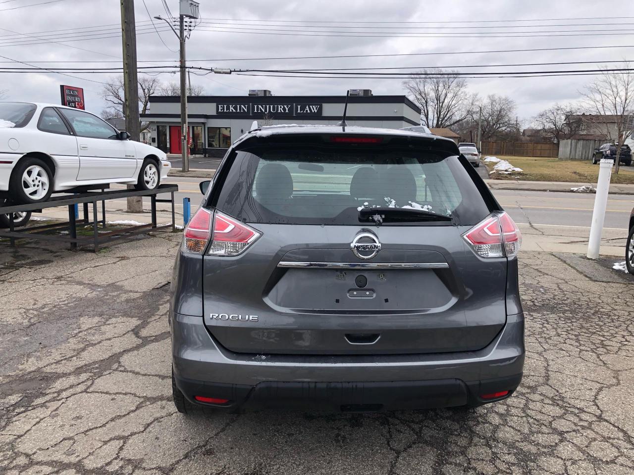 2016 Nissan Rogue FWD 4dr S Photo2