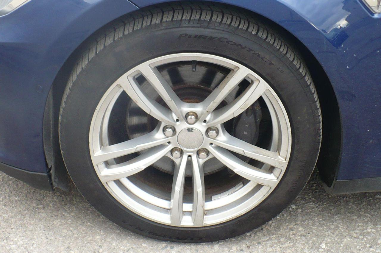 2015 Tesla Model S 4dr Sdn AWD 70D Photo