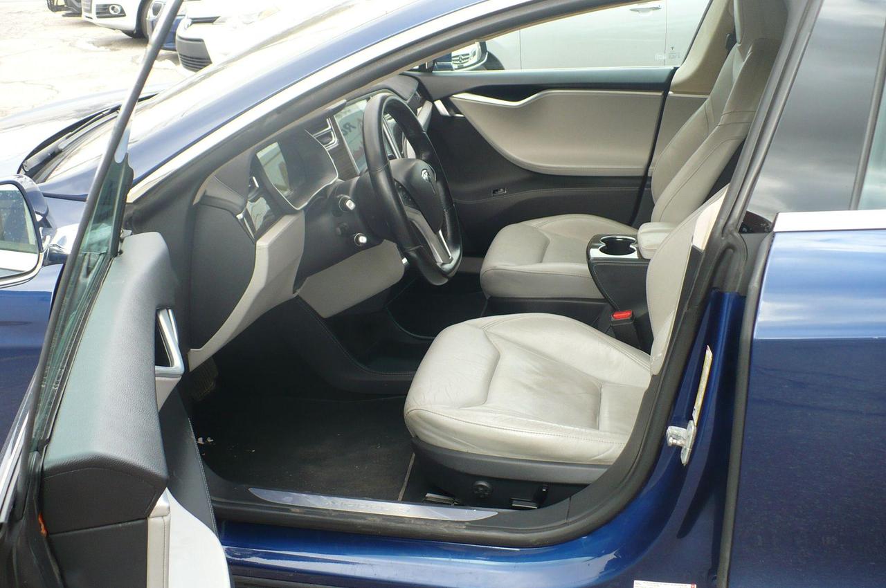 2015 Tesla Model S 4dr Sdn AWD 70D Photo