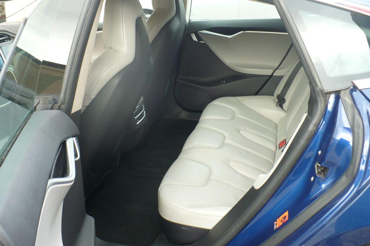 2015 Tesla Model S 4dr Sdn AWD 70D Photo