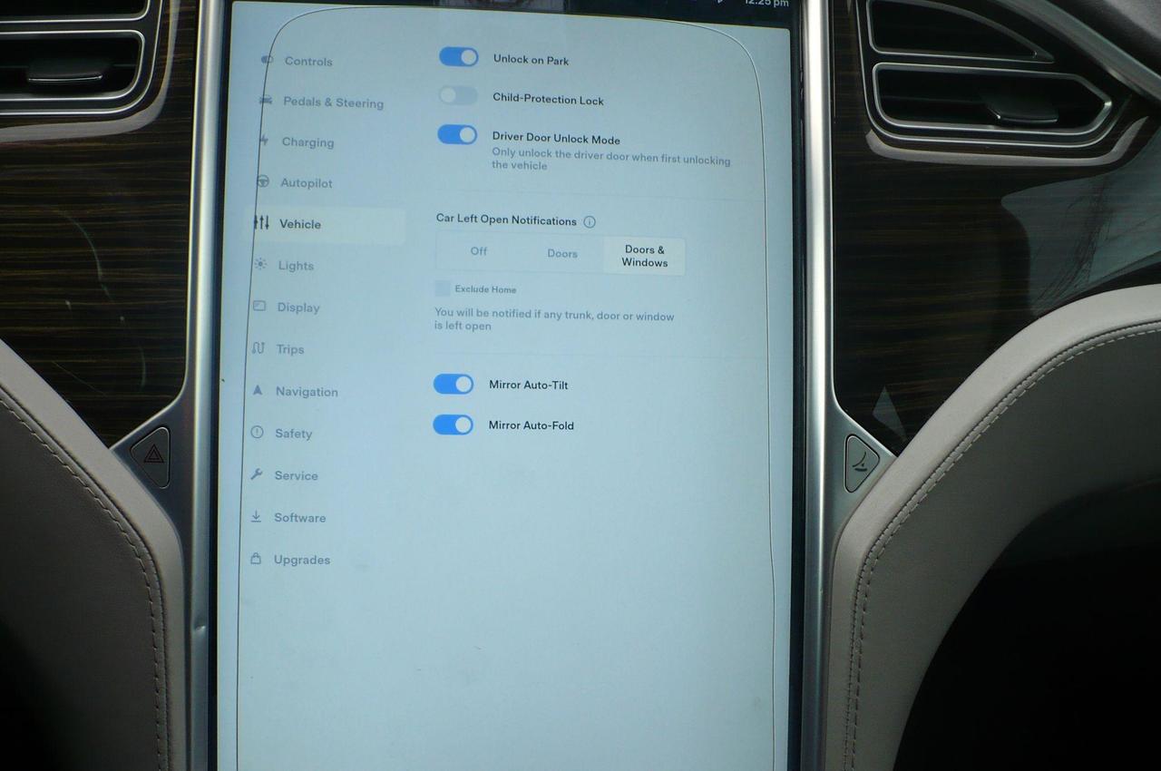 2015 Tesla Model S 4dr Sdn AWD 70D Photo