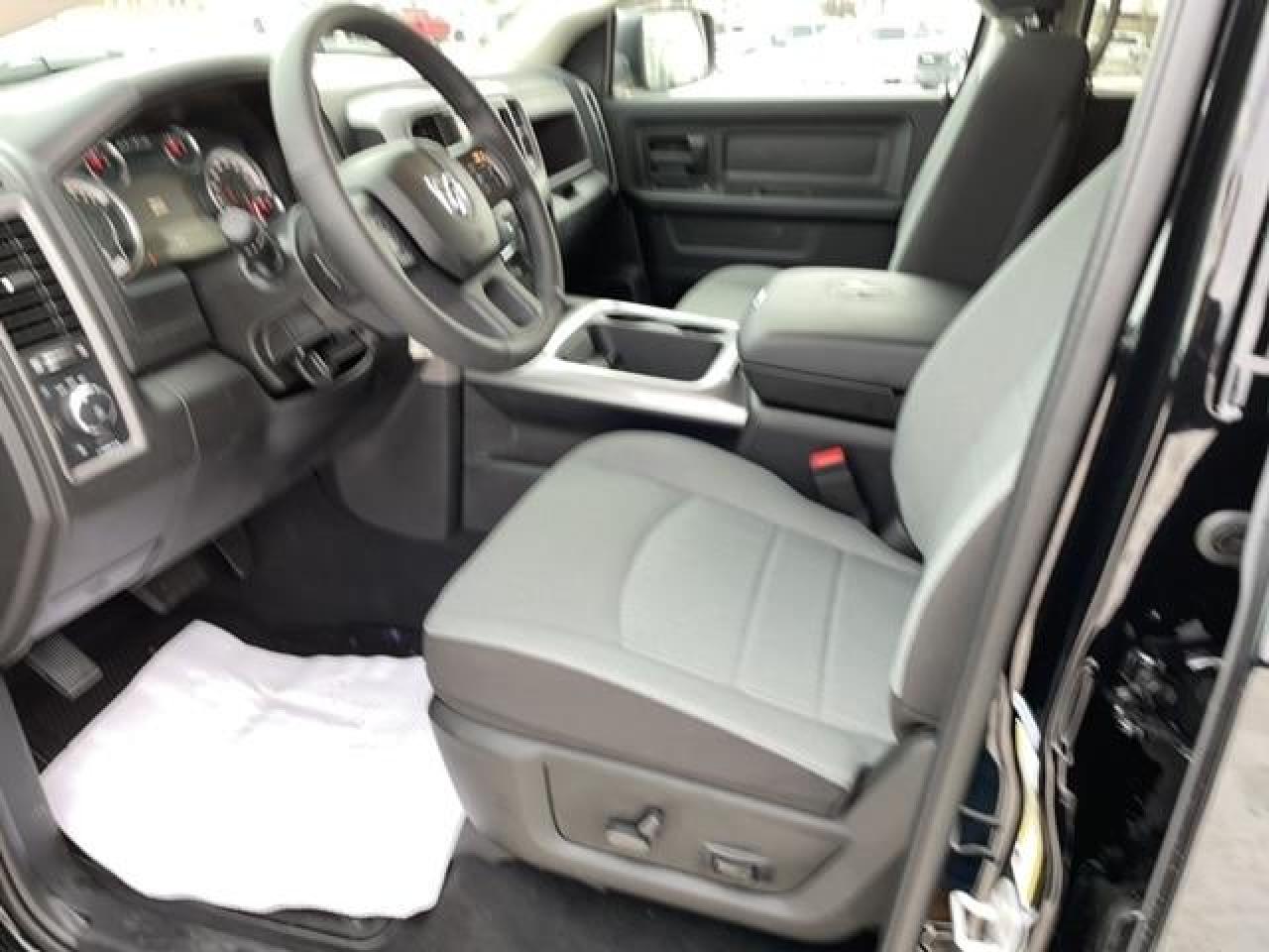 2023 RAM 1500 Classic Night Edition Photo3