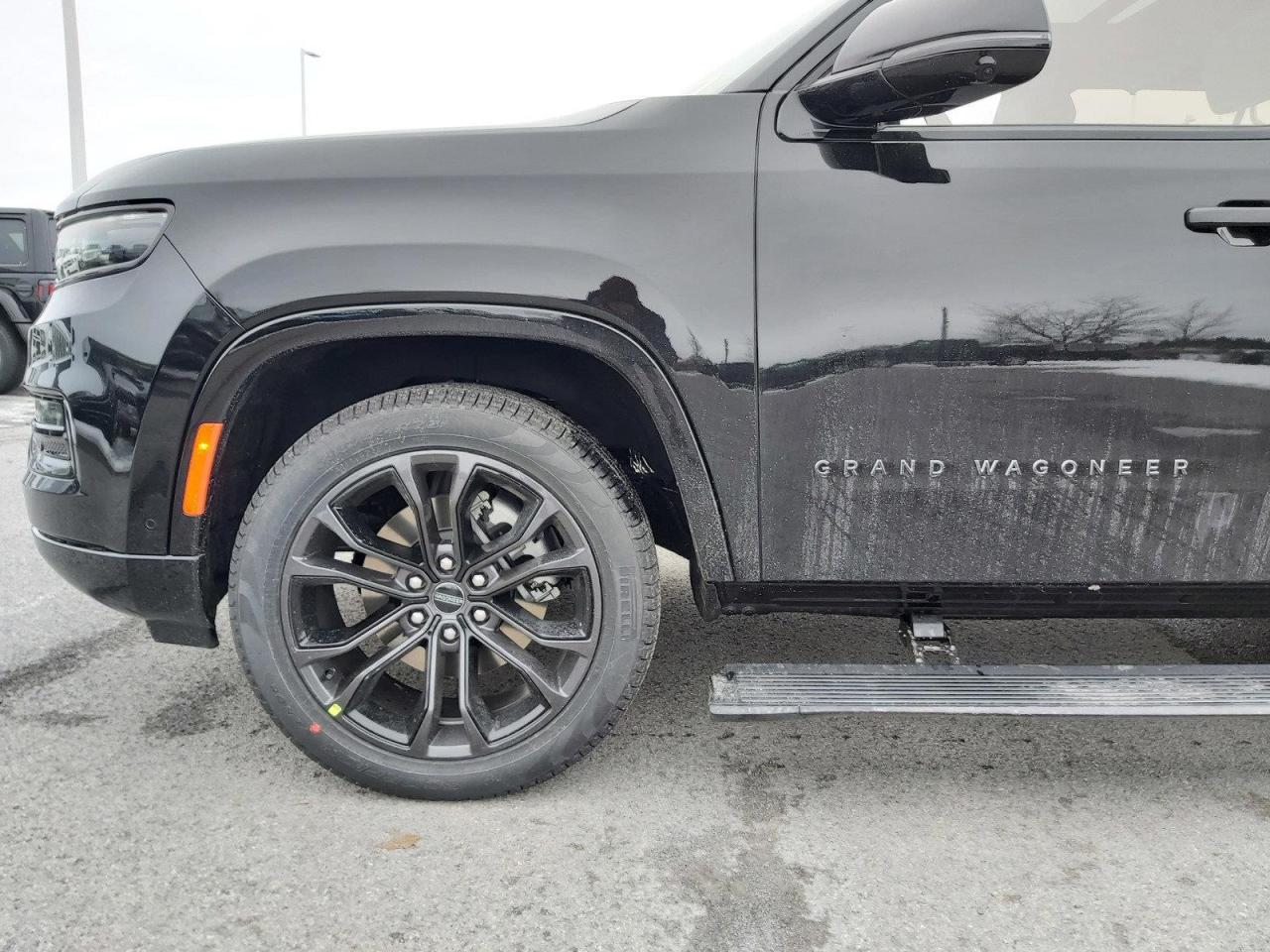 2023 Jeep Grand Wagoneer Series II Photo3