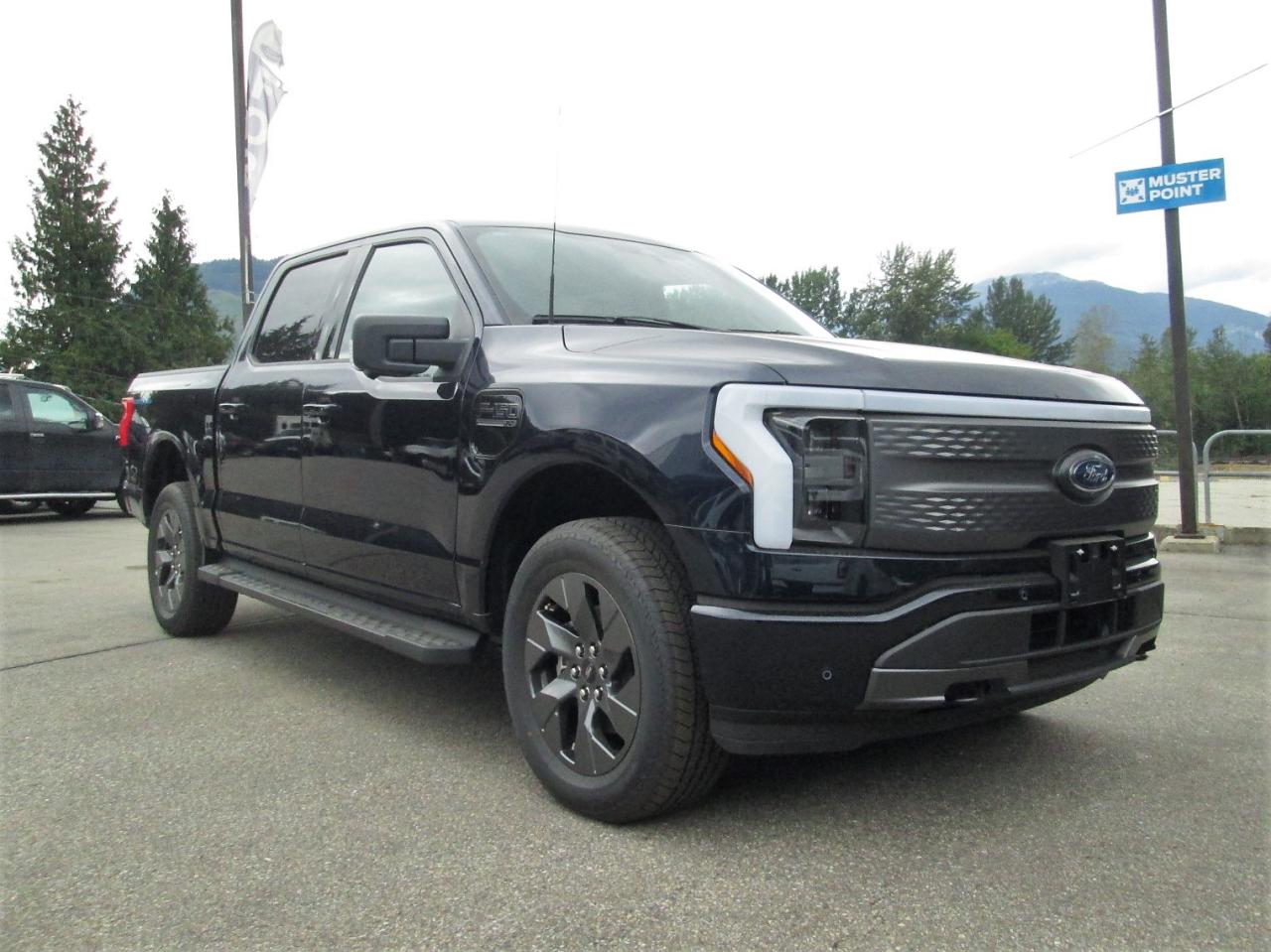 2023 Ford F-150 Lightning XLT Photo0